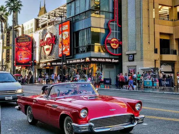Rotes Cabrio mit dem Walk of Fame im Hintergrund