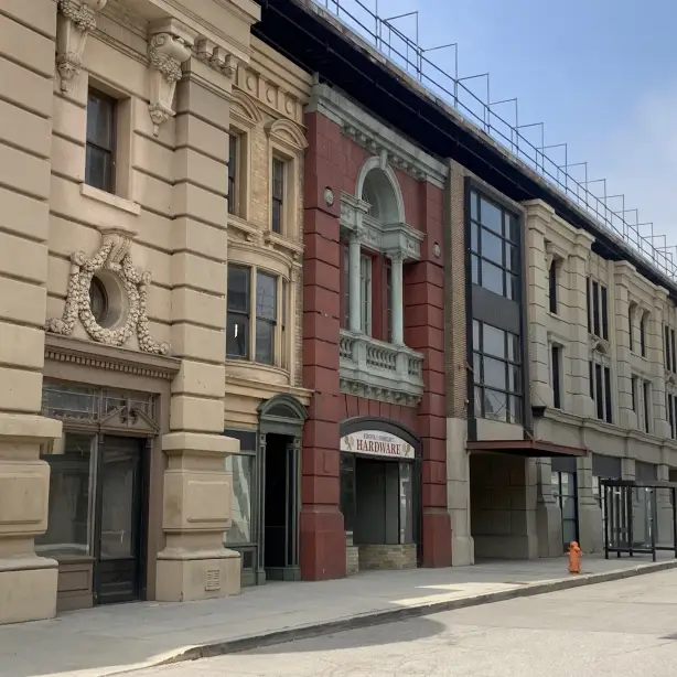 Künstliche Gebäudefassaden in den Warner Studios in Los Angeles
