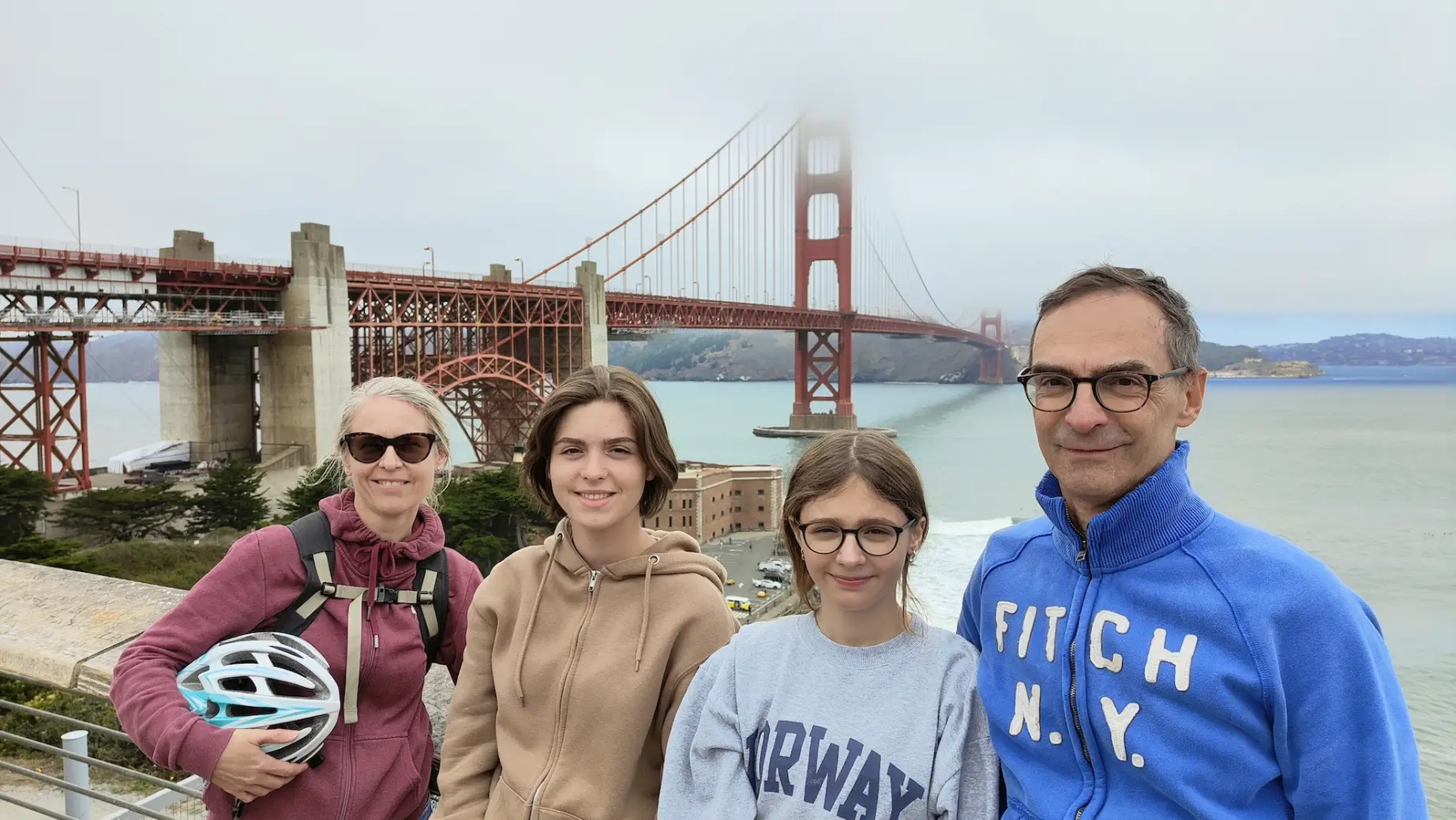 Family Giner vor der Golden Gate Bridge