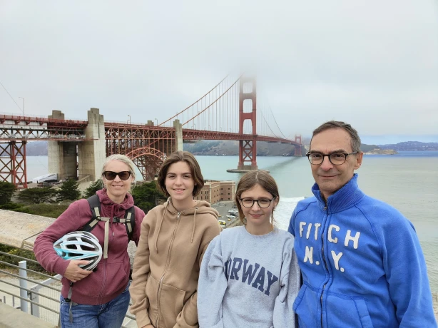 Family Giner vor der Golden Gate Bridge