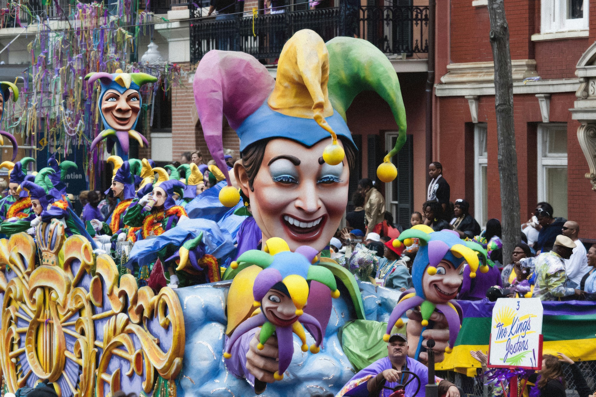 Bunter Karnevalswagen mit Narrenfiguren bei einer Mardi-Gras-Parade in New Orleans, USA