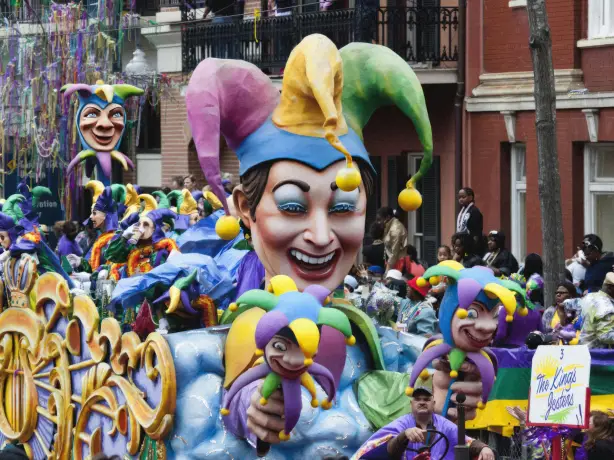 Bunter Karnevalswagen mit Narrenfiguren bei einer Mardi-Gras-Parade in New Orleans, USA