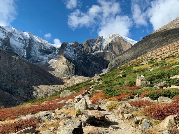 Blick auf die alpine Berglandschaft im Rocky Mountain National Park bei Estes Park, Colorado