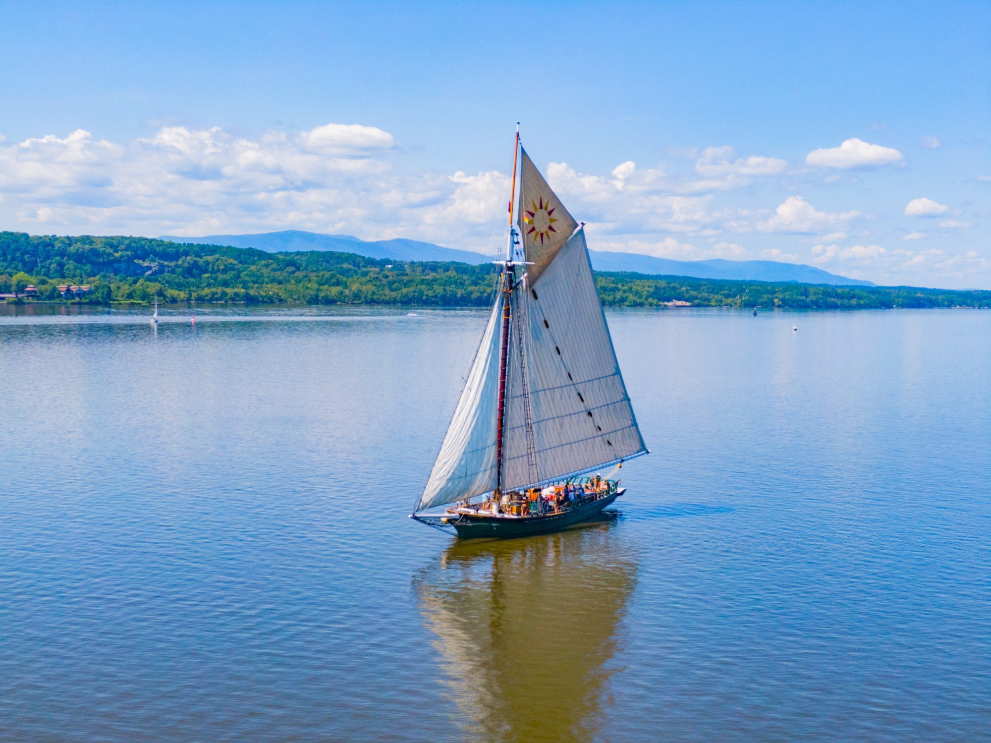 Segelschiff fährt auf Fluss in den USA