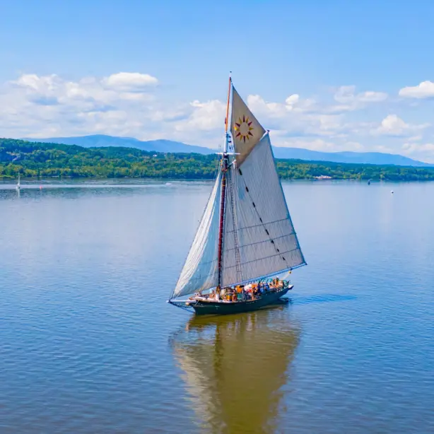 Segelschiff fährt auf Fluss in den USA