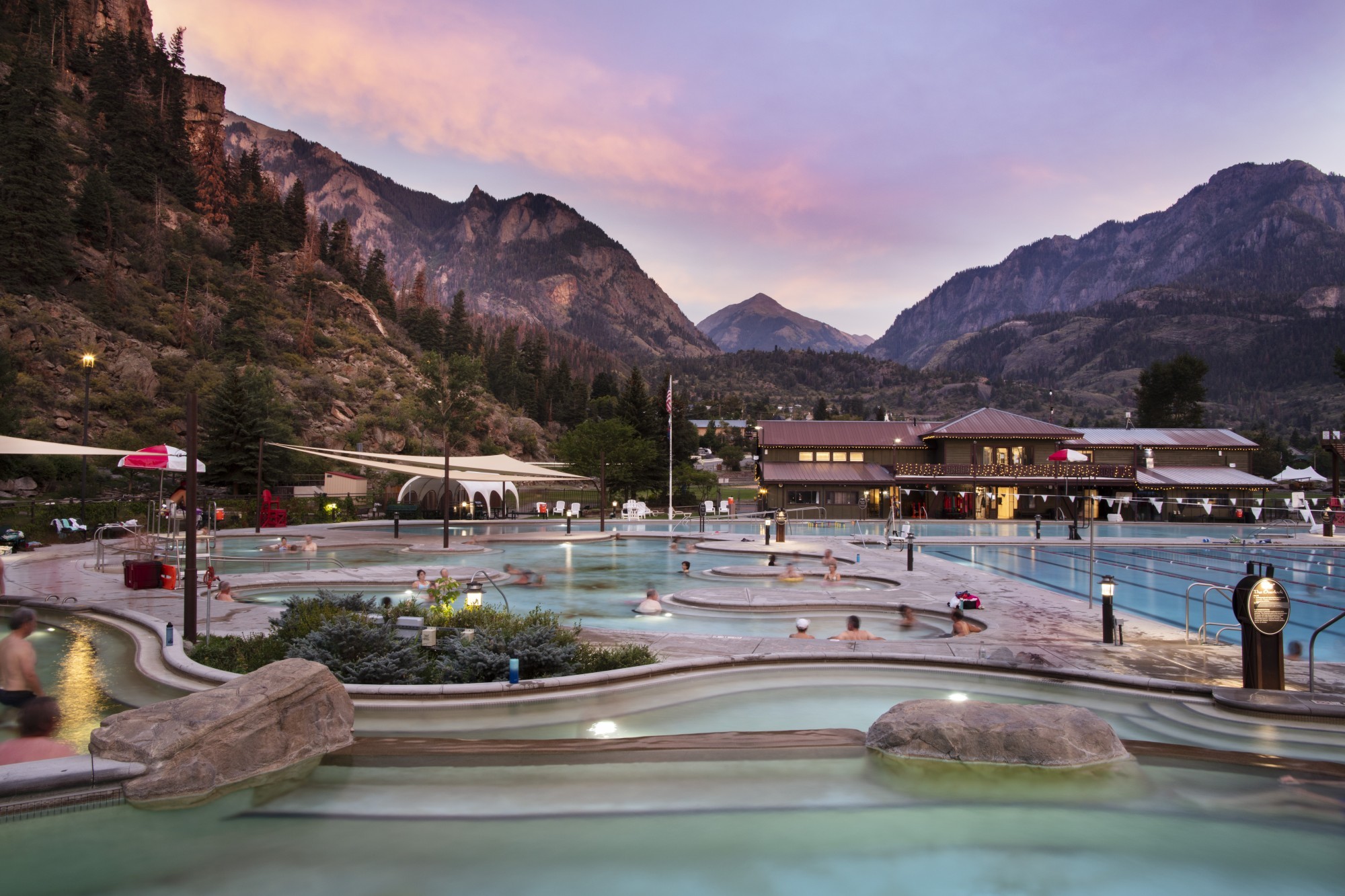 Warmes Außenbecken der Ouray Hot Springs, zwischen den Gipfeln der Juan Mountains beim Sonnenuntergang