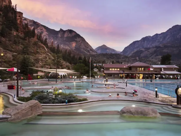 Warmes Außenbecken der Ouray Hot Springs, zwischen den Gipfeln der Juan Mountains beim Sonnenuntergang