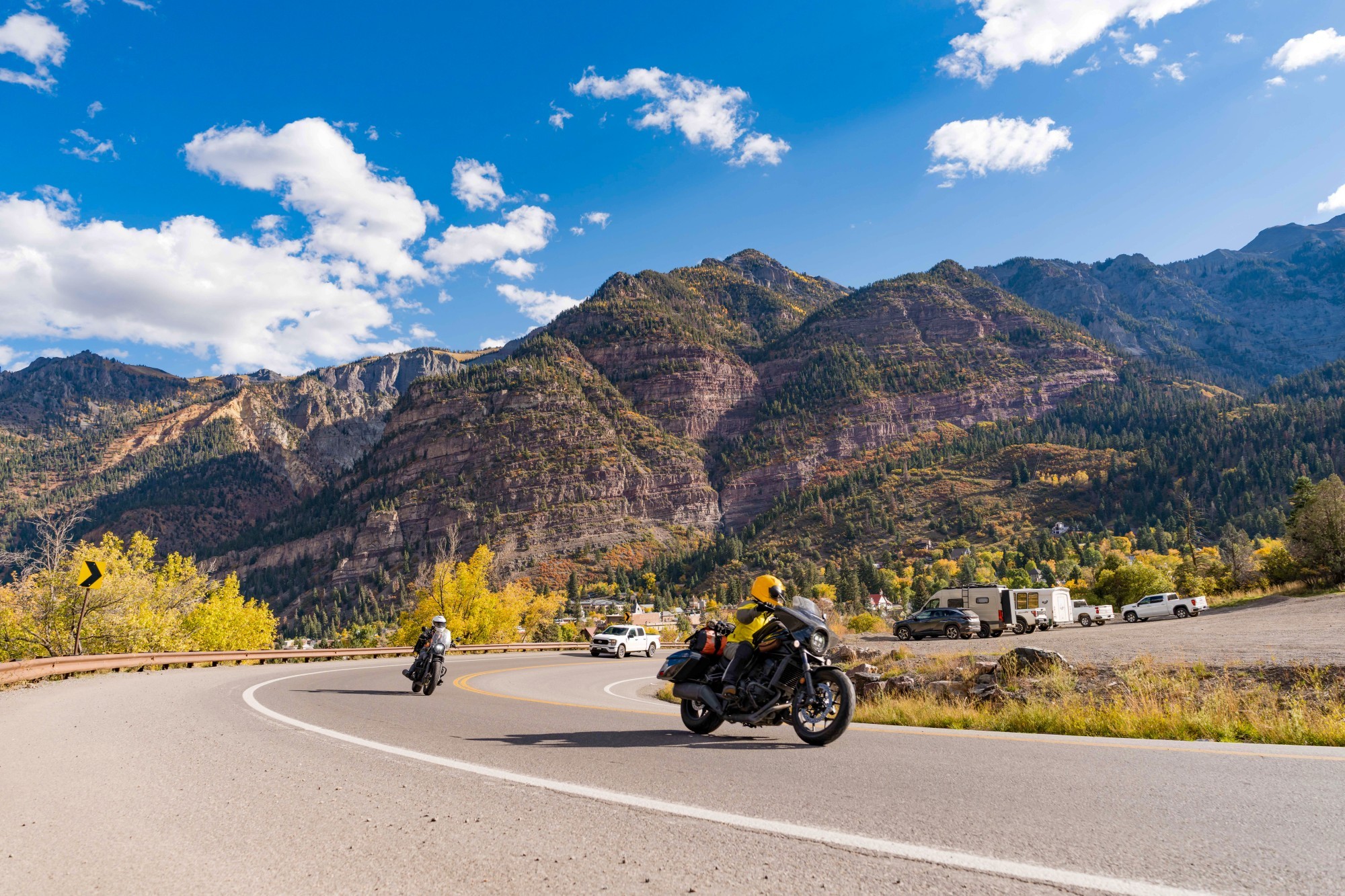 Motorradfahrer genießen eine kurvenreiche Panoramastraße in Ouray, Colorado