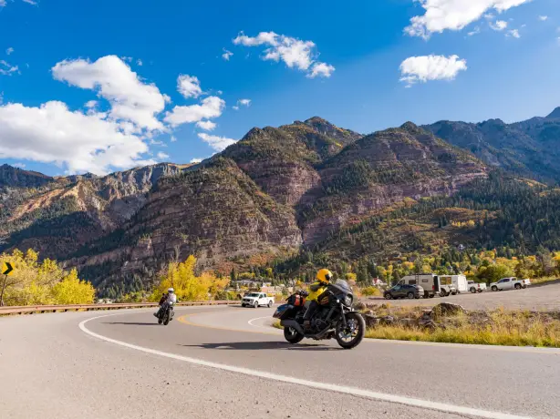 Motorradfahrer genießen eine kurvenreiche Panoramastraße in Ouray, Colorado