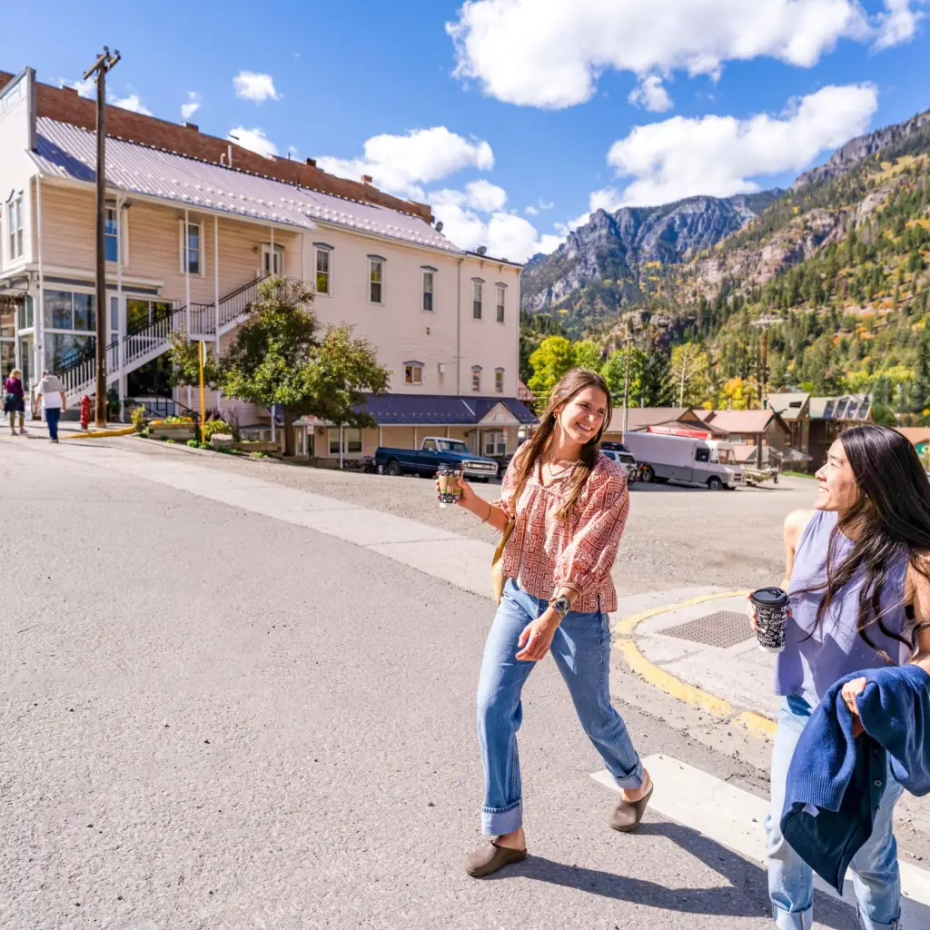Zwei Frauen spazieren entspannt durch die Innenstadt von Ouray, Colorado