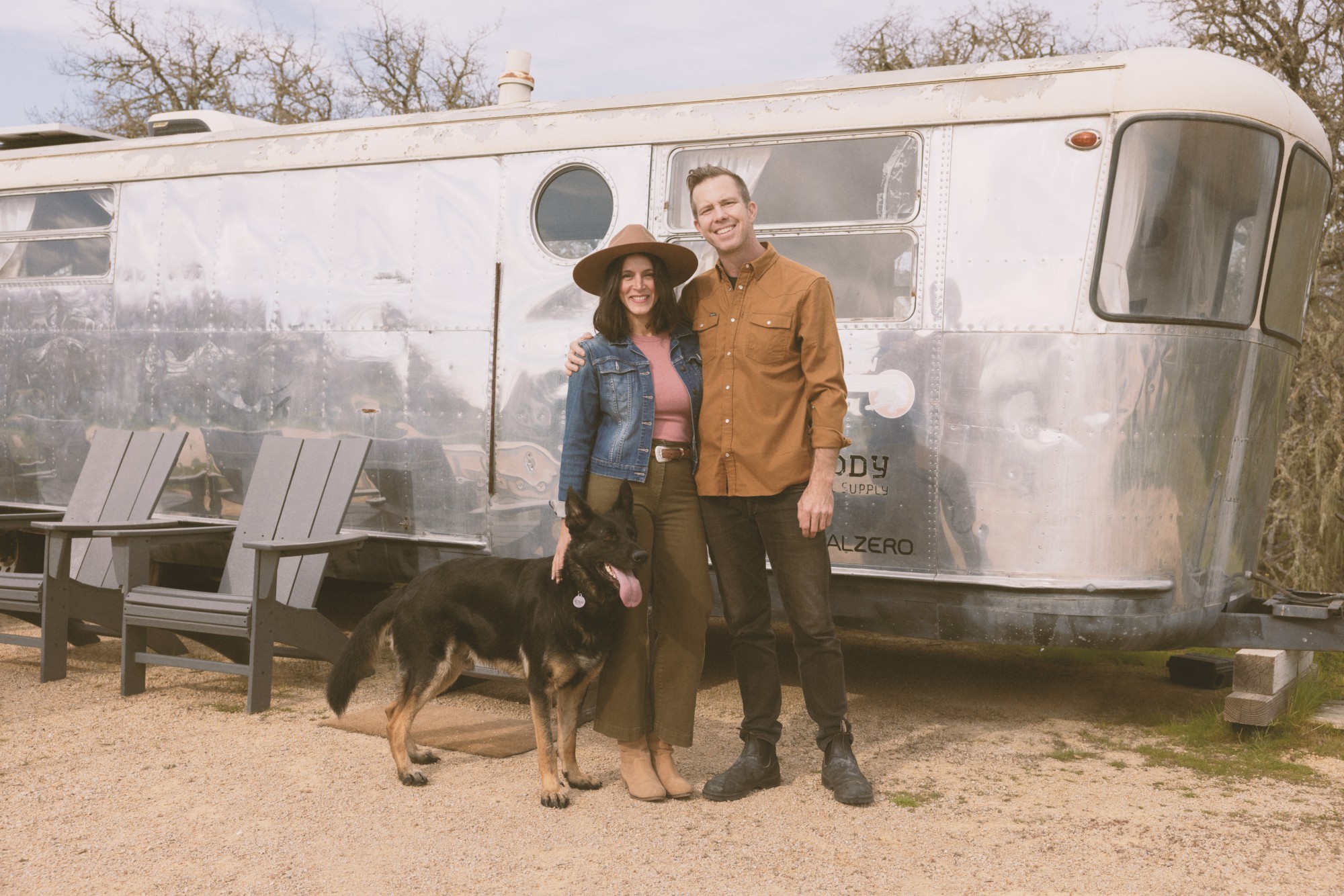 Hosts Dina en Jeff en hun hond.