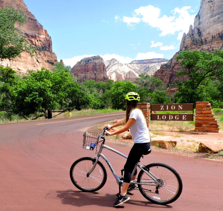 Eine Frau beim Radfahren im Zion-Nationalpark, Utah