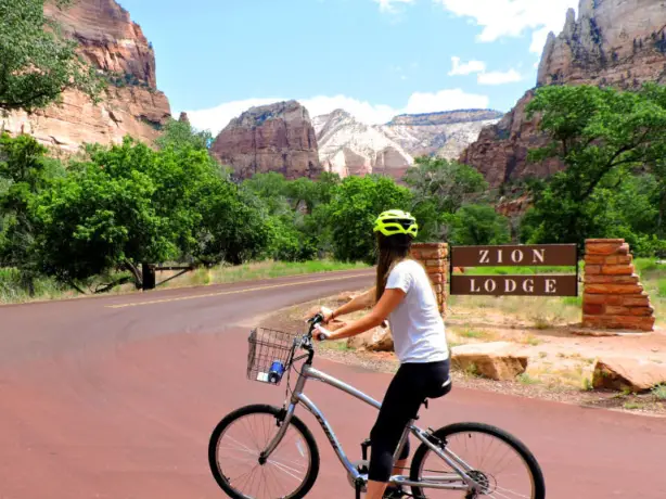 Eine Frau beim Radfahren im Zion-Nationalpark, Utah