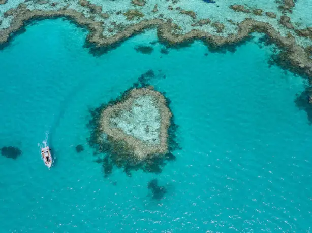 Ein Boot segelt um Heart Reef Island in den Whitsundays, Australien
