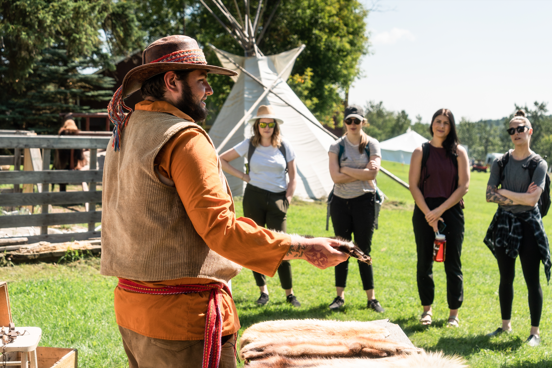 Ein indigener Métis-Führer hält einen Vortrag vor einer Gruppe von Touristen in Alberta, Kanada.