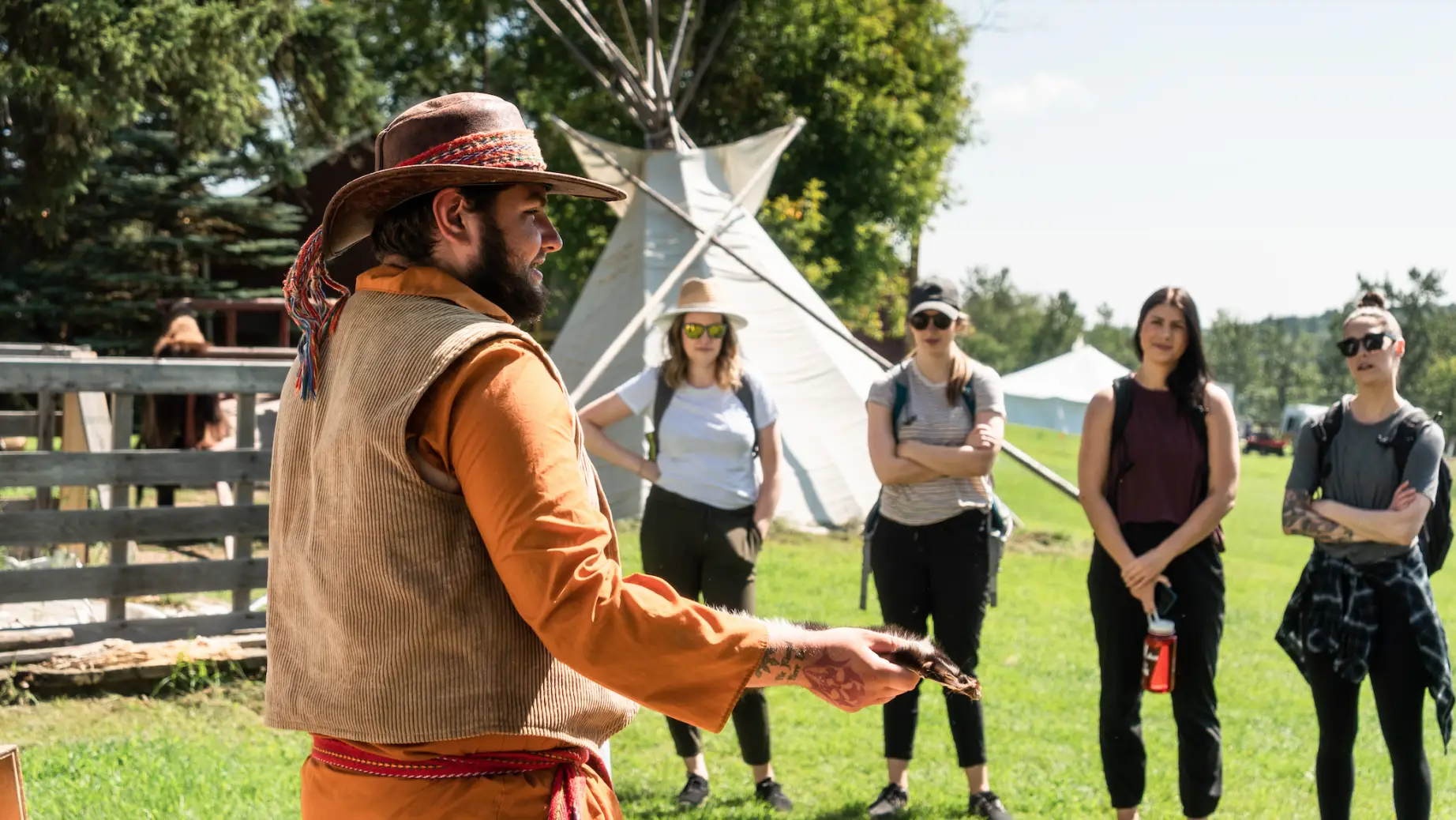 Ein indigener Métis-Führer hält einen Vortrag vor einer Gruppe von Touristen in Alberta, Kanada.