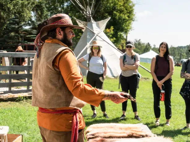 Ein indigener Métis-Führer hält einen Vortrag vor einer Gruppe von Touristen in Alberta, Kanada.
